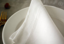 Charger l&#39;image dans la galerie, Serviettes de table en lin avec ourlet - Blanc