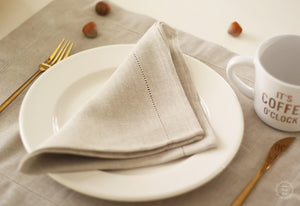 Serviettes de table en lin avec ourlet