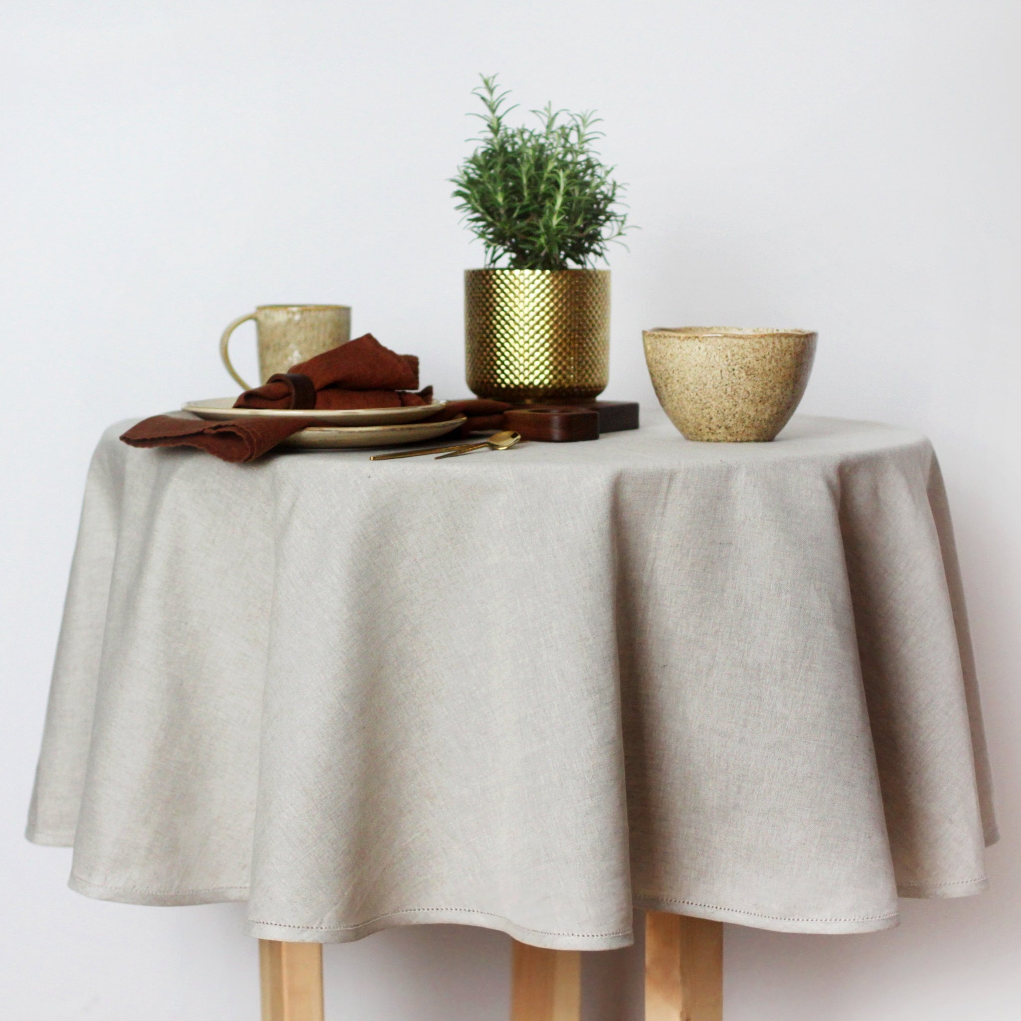 Leinentischdecke rund oval. – Linen Home Studio